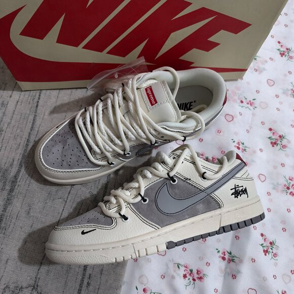 Nike SB x Stussy Dunk Low Sneakers - Picture 1 of 7